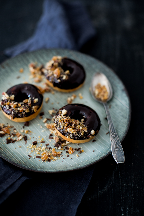 Chocolate and pecan donuts - Carnets Parisiens