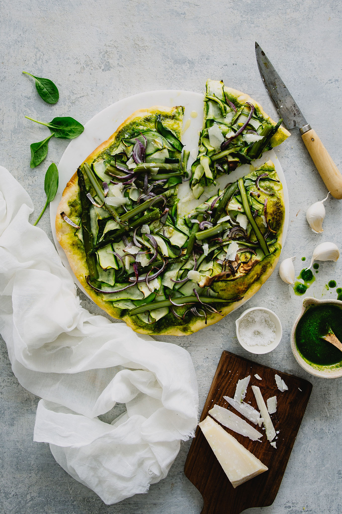 Green asparagus and pinach pizza - Carnets Parisiens