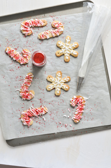 Sablés de Noël décorés au glaçage : Recette de Sablés de Noël décorés au  glaçage