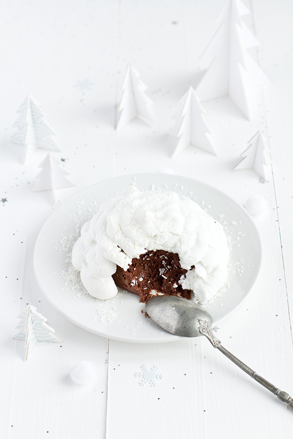 Meringue igloo and chocolate mousse for Christmas
