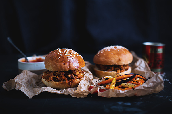 Pulled pork sandwiches on homemade buns, with roasted root vegetables - Carnets parisiens