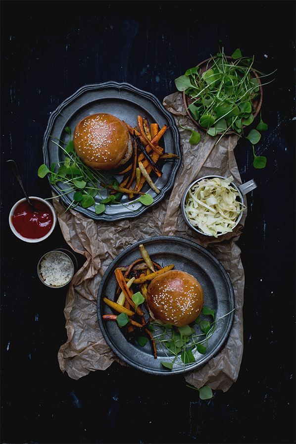 Pulled pork sandwiches on homemade buns, with roasted root vegetables - Carnets parisiens