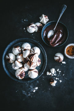 Meringues cannelle-chocolat et gratin de conchigiolini farcis à la courge