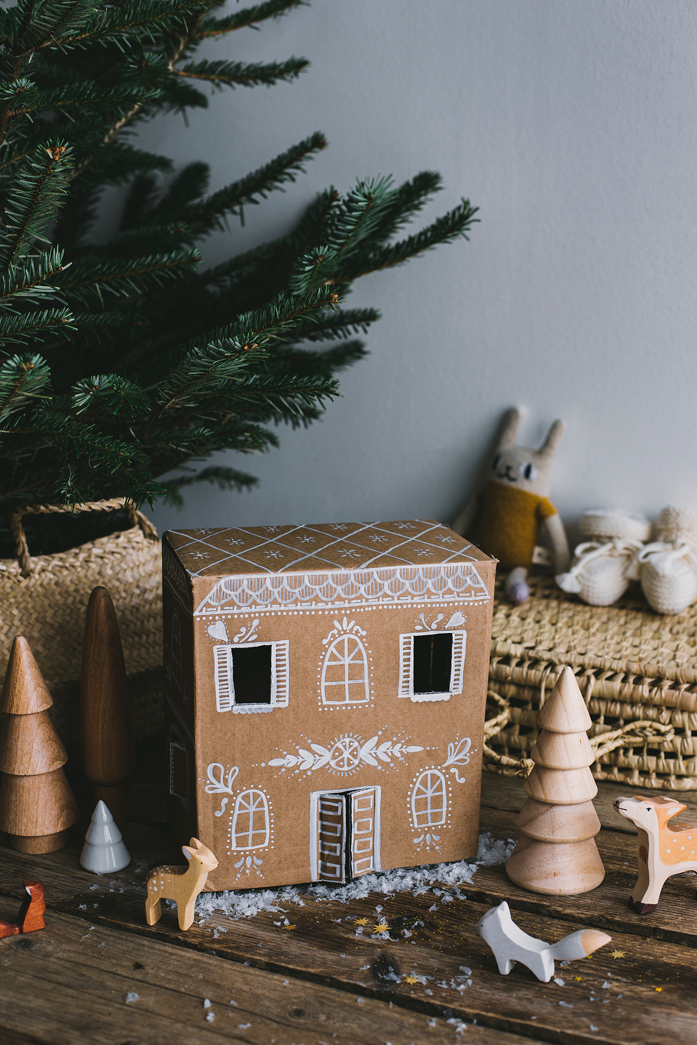 Cardboard doll house - Carnets Parisiens