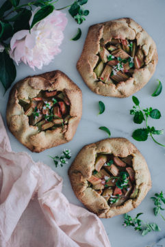 Tarte rustique à la rhubarbe et rhubarbe rôtie