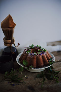 Gâteau aux pommes et chips de pomme