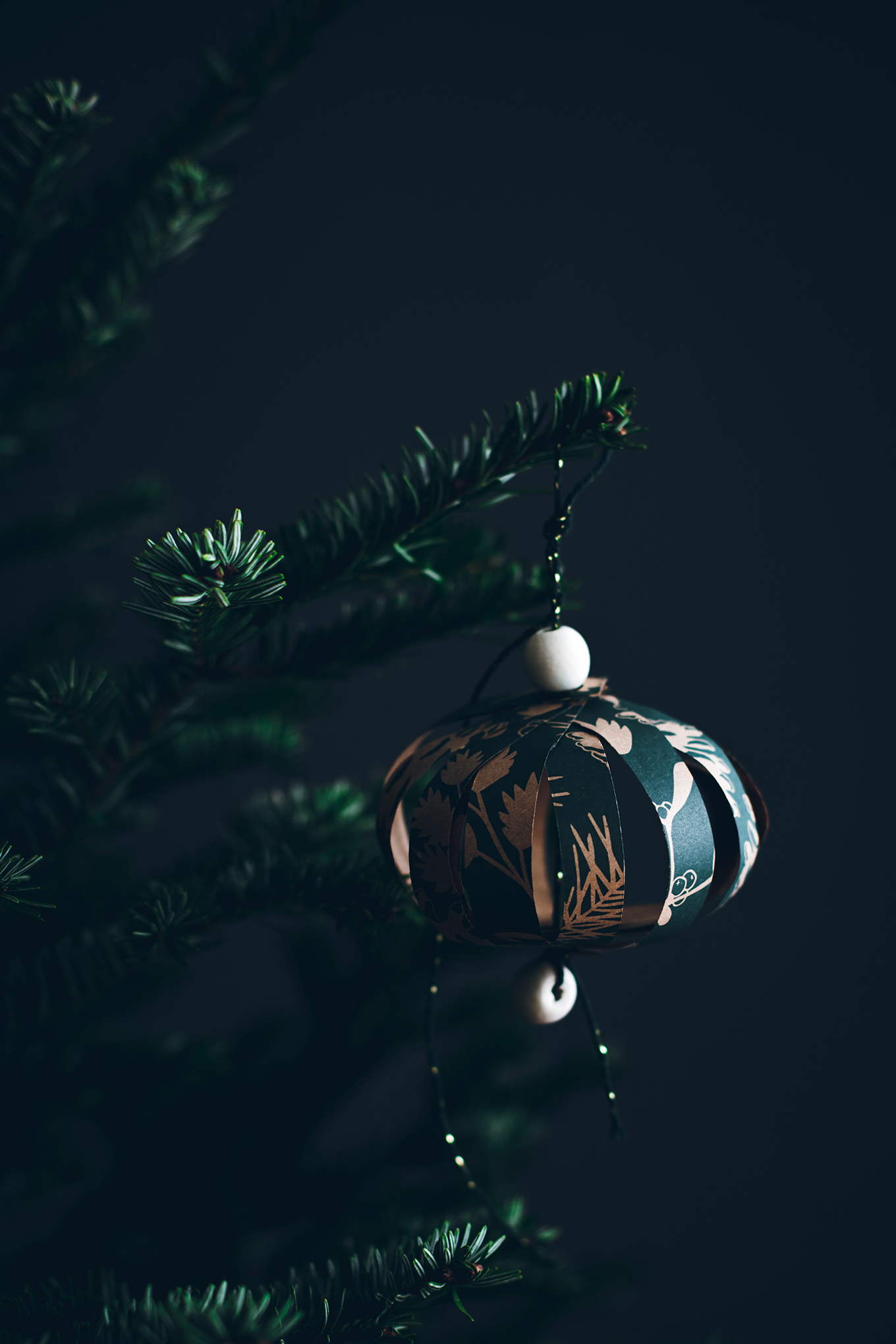 Christmas paper ornaments - Carnets Parisiens
