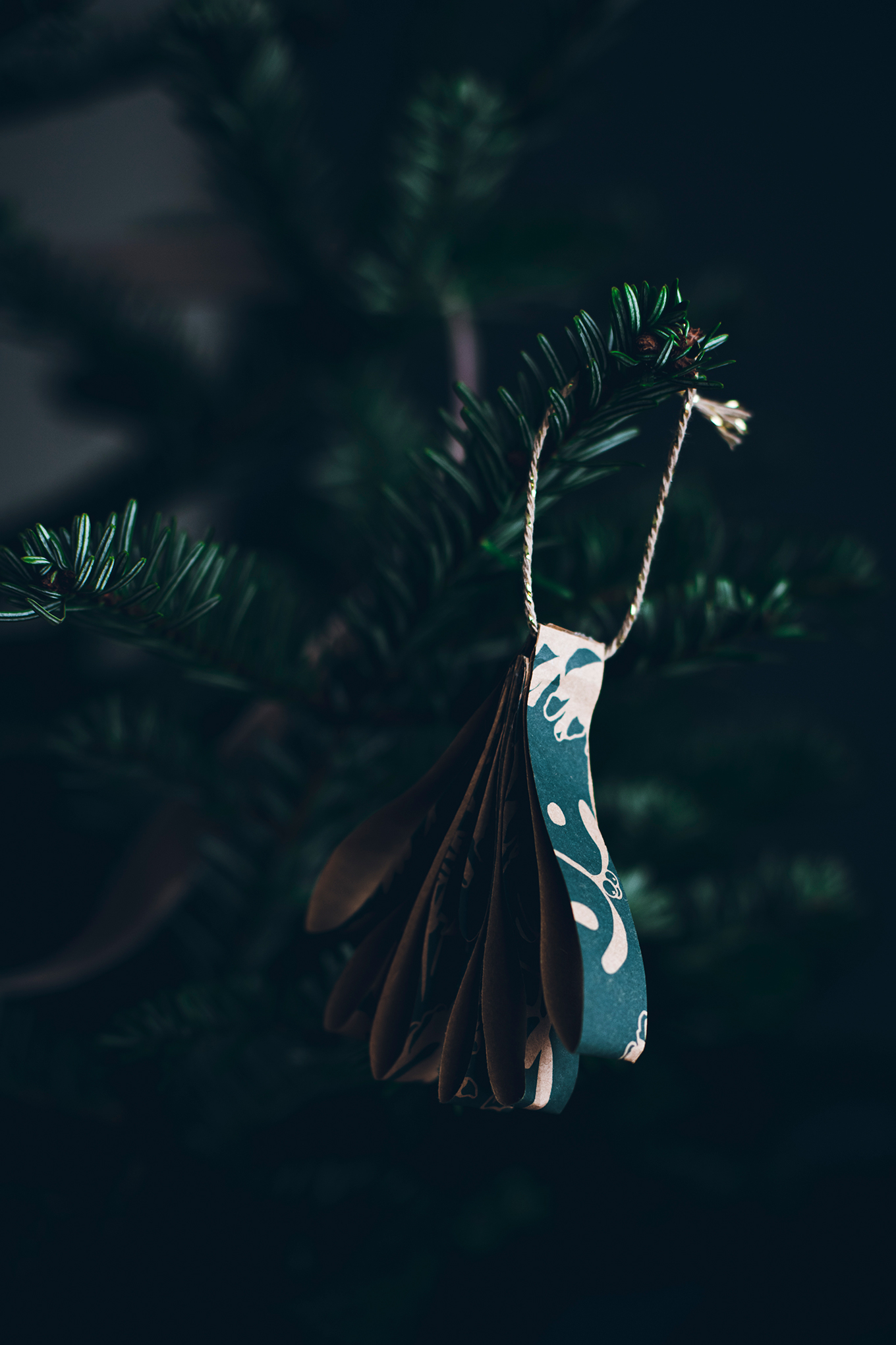 Christmas paper ornaments - Carnets Parisiens