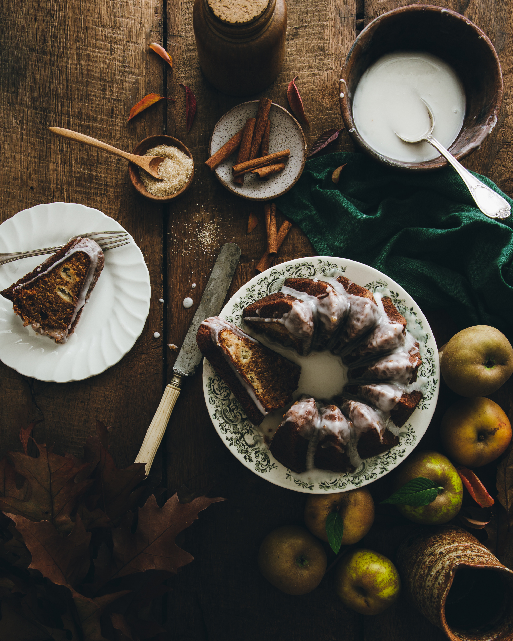 Apple and cinnamon bundt cake